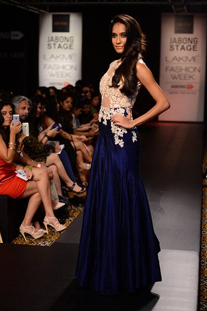 Lisa Haydon turns showstopper for Ridhi Mehra at Lakme Fashion Week 2014. 