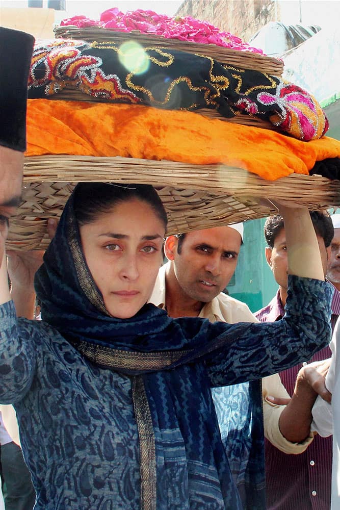 Bollywood actor Kareena Kapoor vists the shrine of Khwaja Moinuddin Chisti in Ajmer.