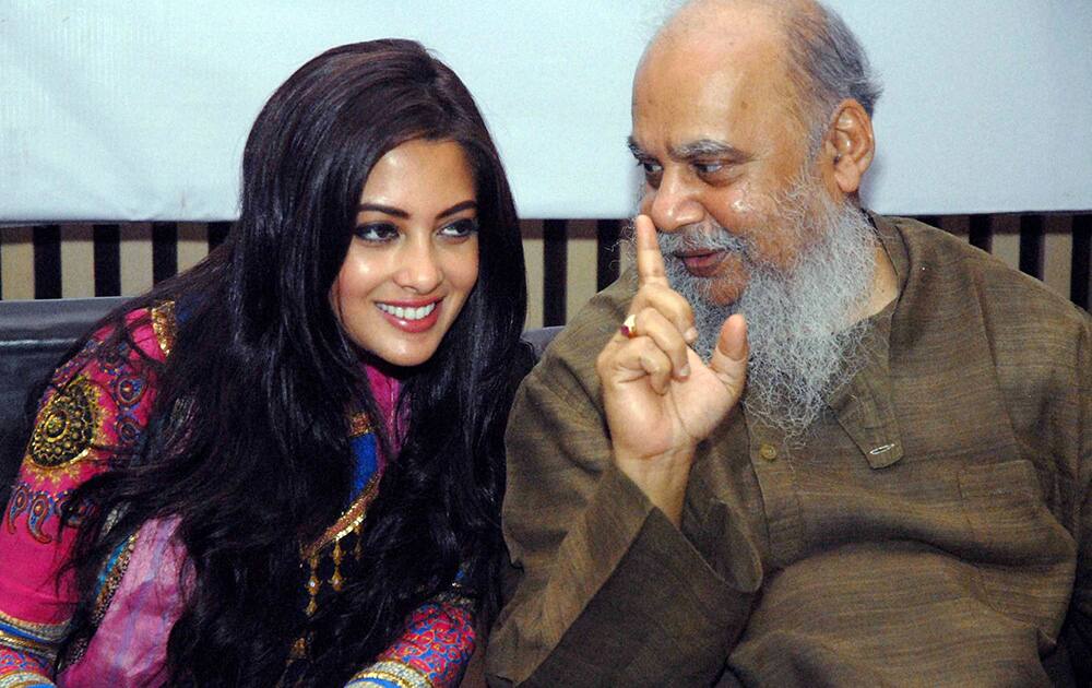 Riya Sen with eminent painter Shuvaprasanna during a programme in Kolkata.