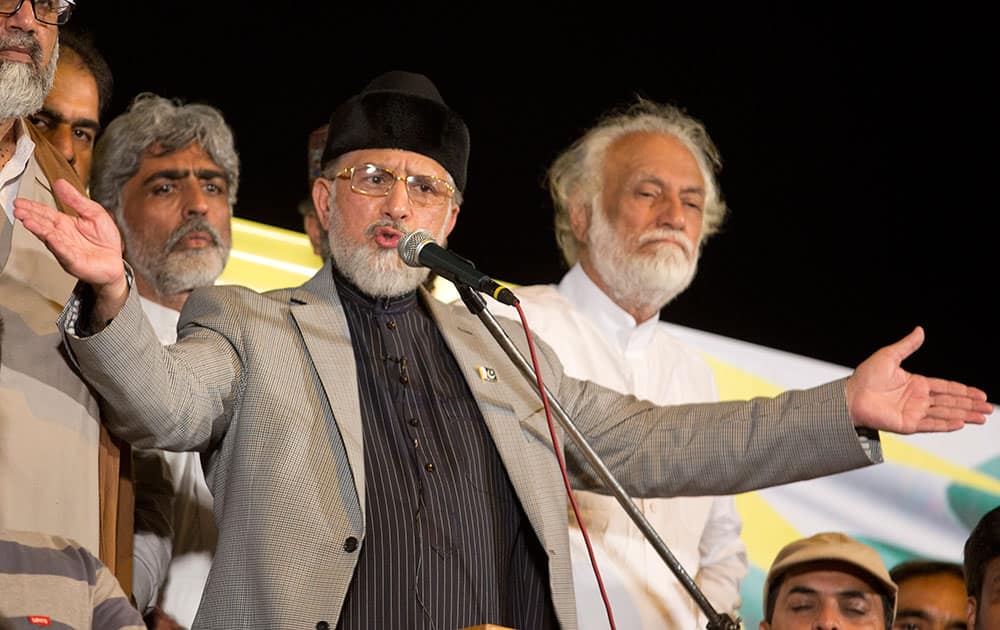 Pakistan's Muslim cleric Tahir-ul-Qadri announces the failure of negotiations with the government, in Islamabad.