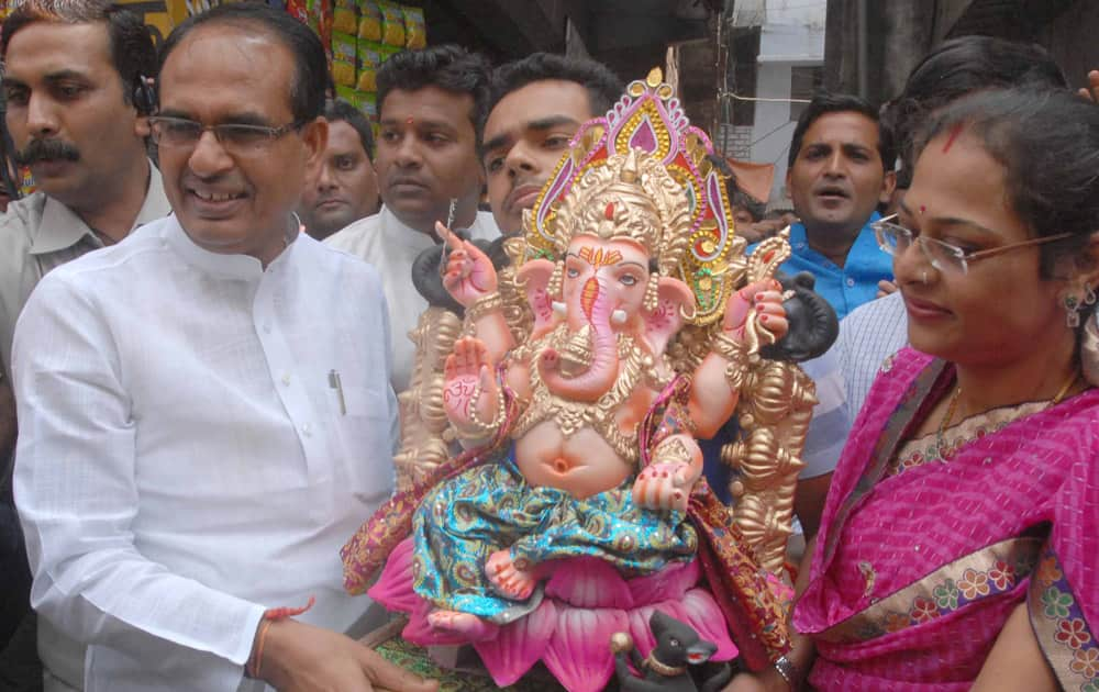  Chief minister Shivraj Singh Chouhan Buying idol of Lord Ganesha with his wife in Bhopal.