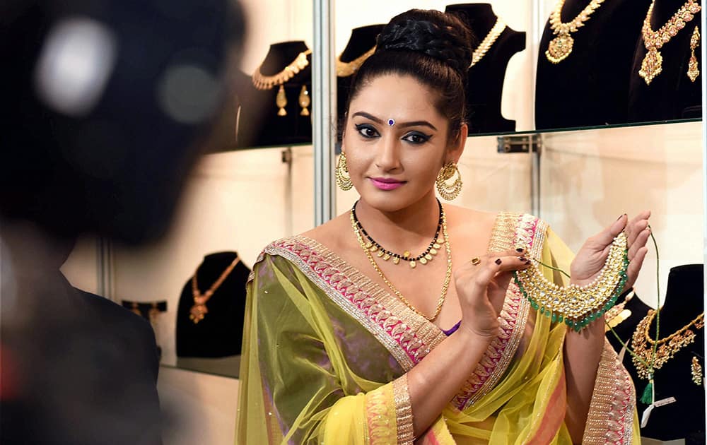 Kannada actress Ragini Dwivedi during the inauguration of the Asia Jewels Fair in Bengaluru.