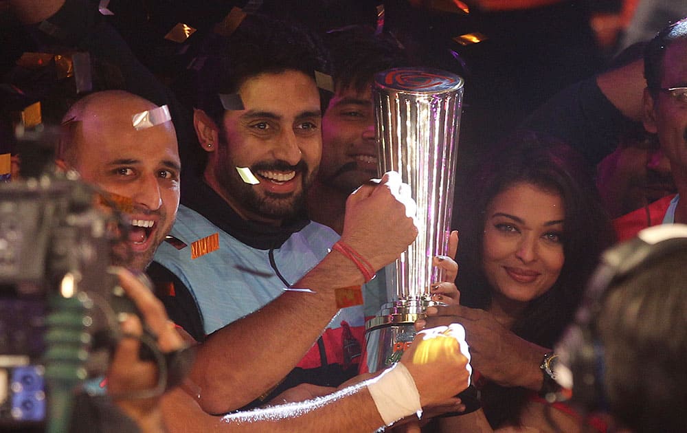 Team owner and Bollywood actor Abhishek Bachchan, second left along with his wife Aishwarya Rai Bachchan, right, celebrates with the players of Jaipur Pink Panthers after they won the Pro Kabaddi League title in Mumbai.