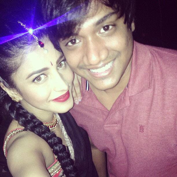 shruti haasan - My baby bro @sanjay1011 visits me on the sets of poojai yay!! -instagram.