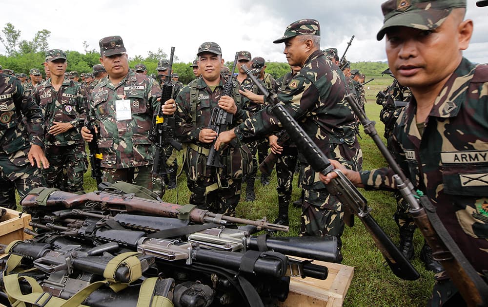 Philippine Army troopers receive new M4 assault rifles during distribution ceremony at the army camp of Fort Magsaysay, Nueva Ecija province in northern Philippines. 