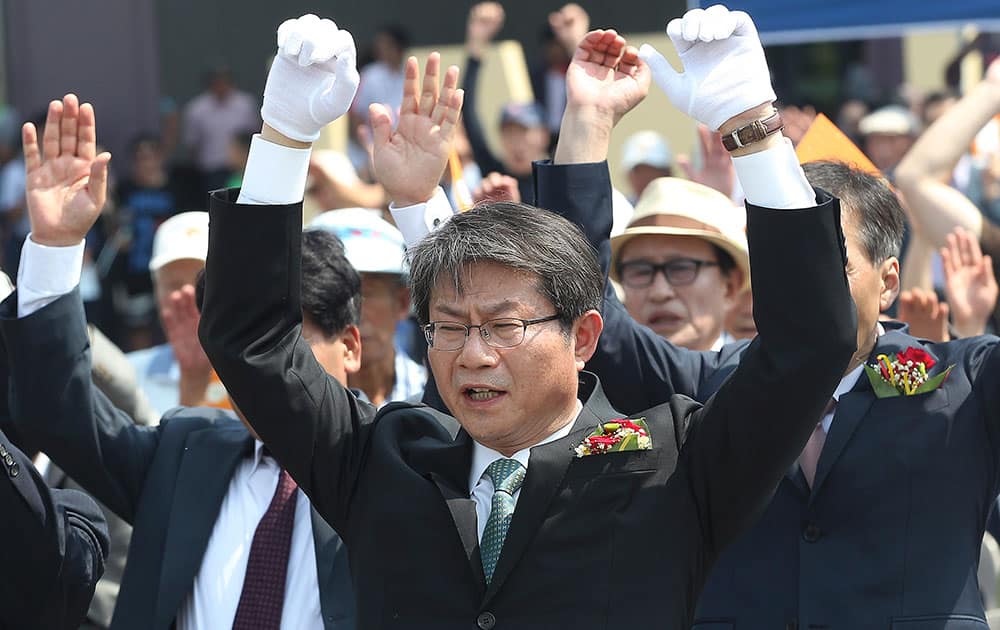 South Korean Unification Minister Ryoo Kihl-jae gives three cheers for the country during a ceremony to mark the Chuseok, the Korean version of Thanksgiving Day, at the Imjingak Pavilion, near the demilitarized zone of Panmunjom, in Paju, South Korea.