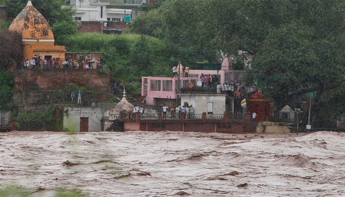 J&amp;K floods: Army sets up 19 relief camps, nearly 1 lakh people rescued so far