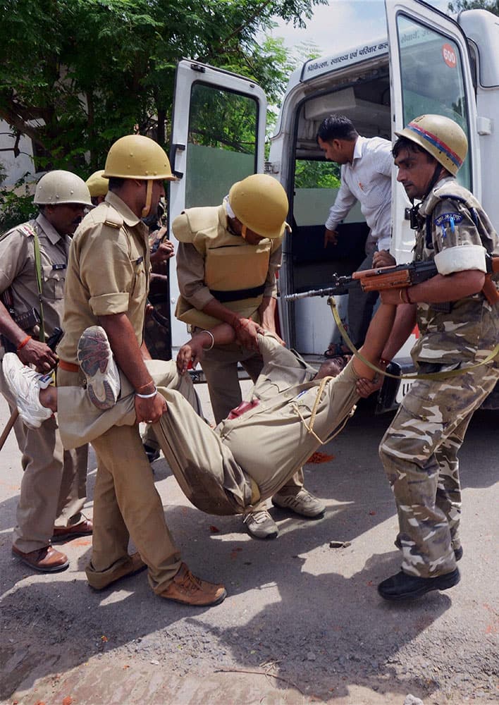 An injured police man is rushed to hospital after a clash with supporters of Anant Vikram over the possesion of Bhupat Bhavan in Amethi.