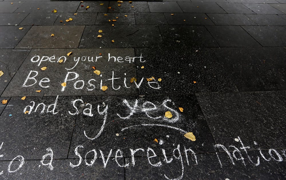 Members of the Yes campaign have left messages in chalk which have been written onto pavements and buildings in Edinburgh, Scotland.