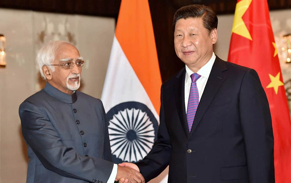 Chinese President Xi Jinping shakes hands with Vice President Hamdi Ansari during a meeting in New Delhi.