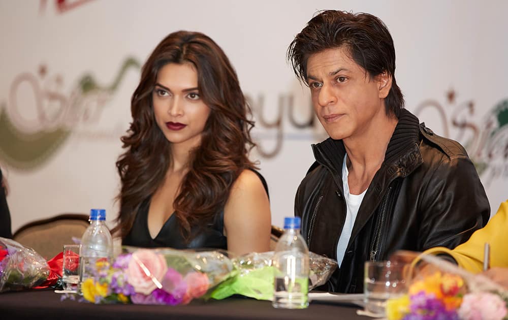 DEEPIKA PADUKONE AND SRK AT THE PRESS CONFERENCE OF SLAM THE TOUR IN HOUSTON.