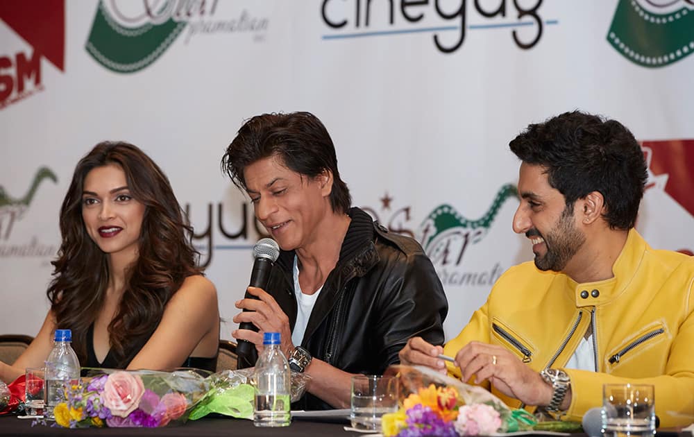 DEEPIKA PADUKONE, SRK AND ABHISHEK BACHCHAN AT THE PRESS CONFERENCE OF SLAM THE TOUR IN HOUSTON.