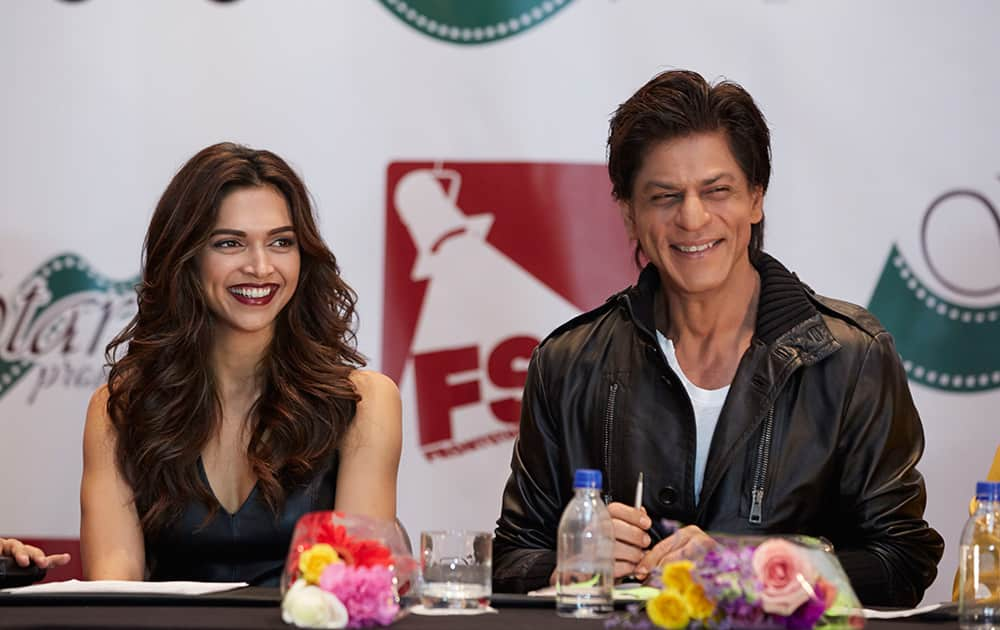 DEEPIKA PADUKONE AND SRK AT THE PRESS CONFERENCE OF SLAM THE TOUR IN HOUSTON.