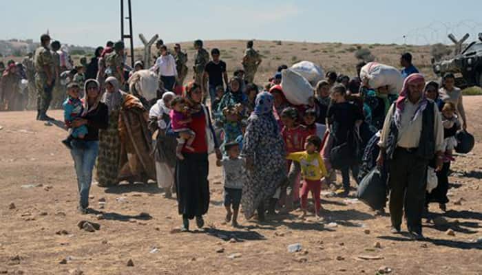 Thousands of Syrian Kurds flee from ISIS militants into Turkey
