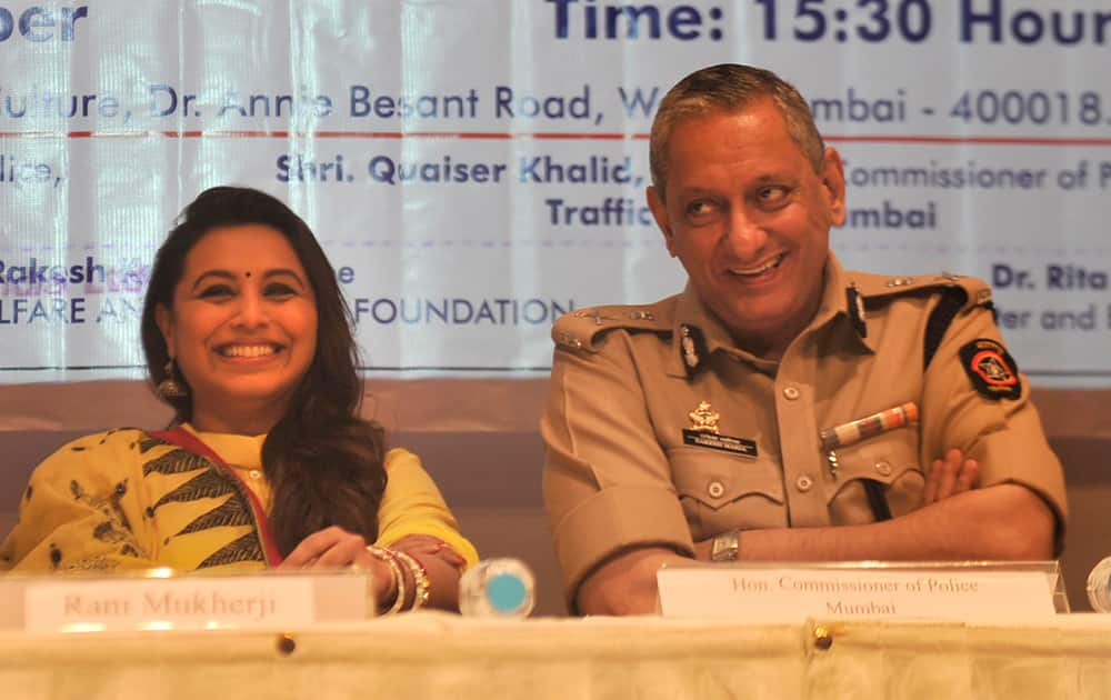 Bollywood actor Rani Mukherjee with Rakesh Maria, Police Commissioner, Mumbai during the launch of an initiative 'Give Way for Ambulance' in Mumbai. -DNA