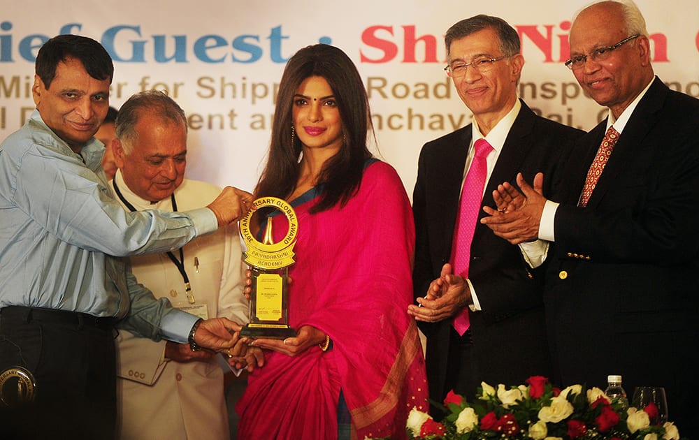 (L-R) Suresh Prabhu, Priyanka Chopra, Niranjan Hiranandani, Raghunath Mashelkar at the Global Awards. -DNA