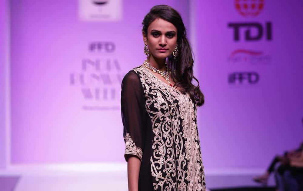 Rosy Ahluwalia and KAvita Gogna Collection at India Runway Week 2014.