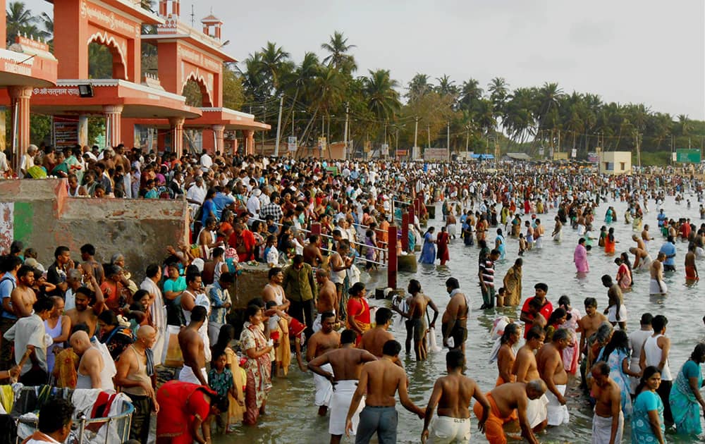 Devotees offer Tarpan during Mahalaya at Rameswaram.