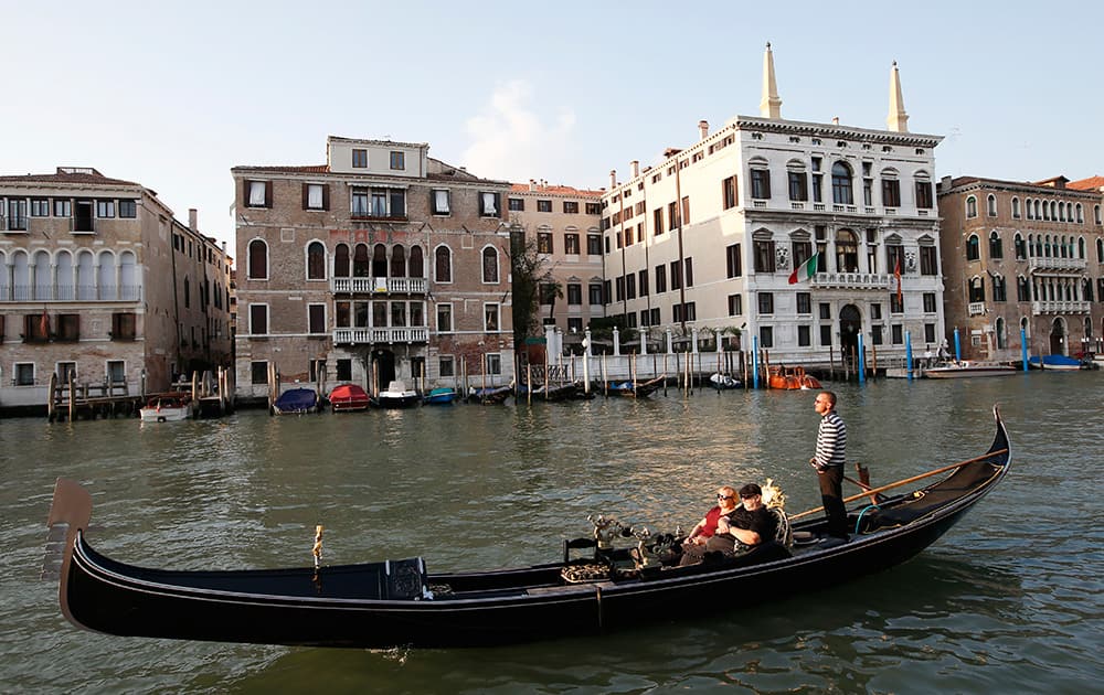 Venice city officials are closing a walkway fronting the picturesque Grand Canal on Monday to keep crowds away from George Clooney's wedding to human rights lawyer Amal Alamuddin.