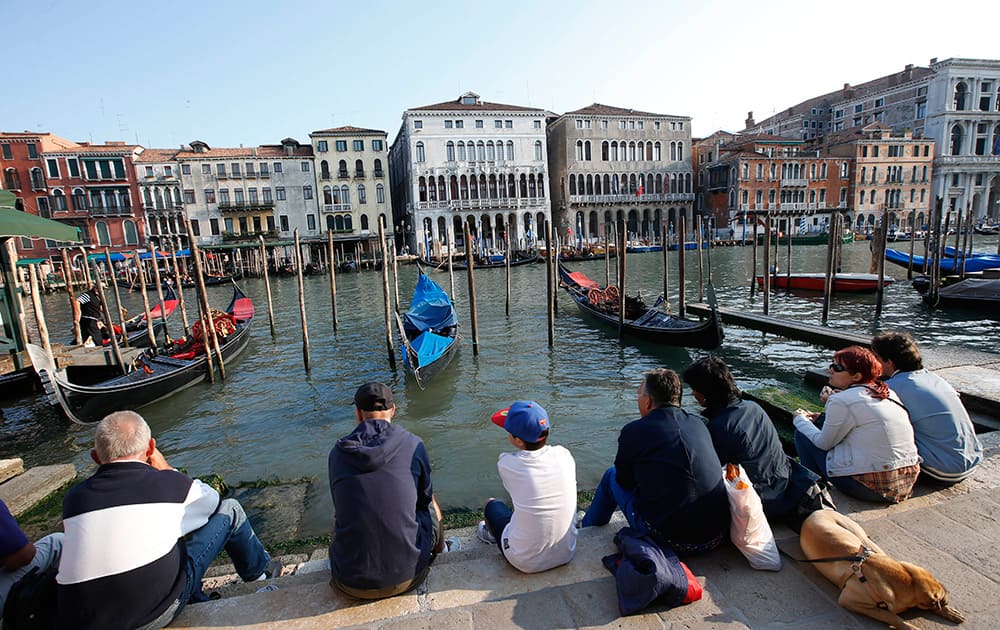 Venice city officials are closing a walkway fronting the picturesque Grand Canal on Monday to keep crowds away from George Clooney's wedding to human rights lawyer Amal Alamuddin.