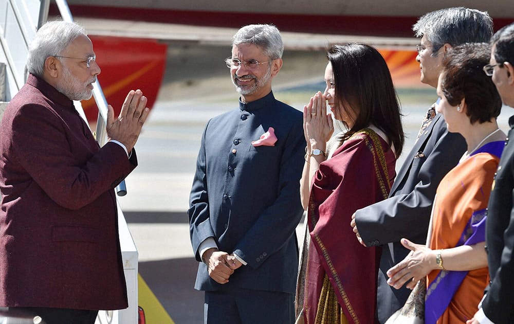 Prime Minister Narendra Modi being welcomed by Indian Ambassador to US Subrahmanyam Jaishankar and his wife Kyoko Jaishankar on his arrival at John F Kennedy International Airport in New York .