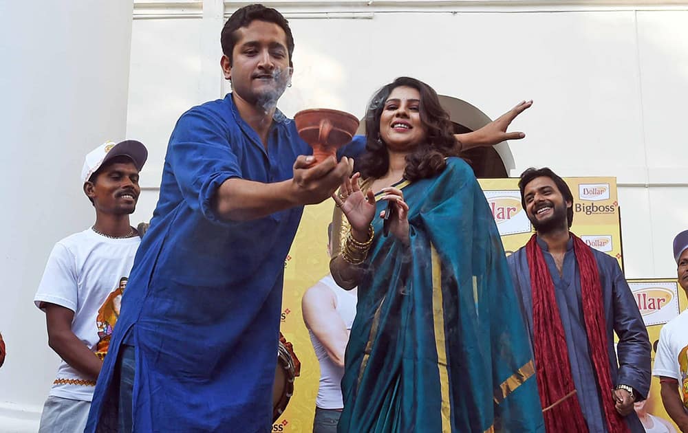 Tollywood actors Parambrata and Payal perform a Dhunuchi Dance as part of Durga Puja celebrations at the Kolkata Town Hall.