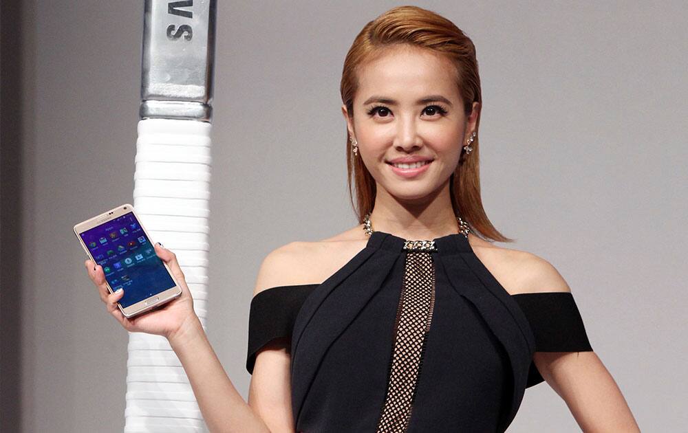 Taiwanese singer Jolin Tsai holds a Samsung Galaxy Note4 during Samsung's media event in Taipei, Taiwan.