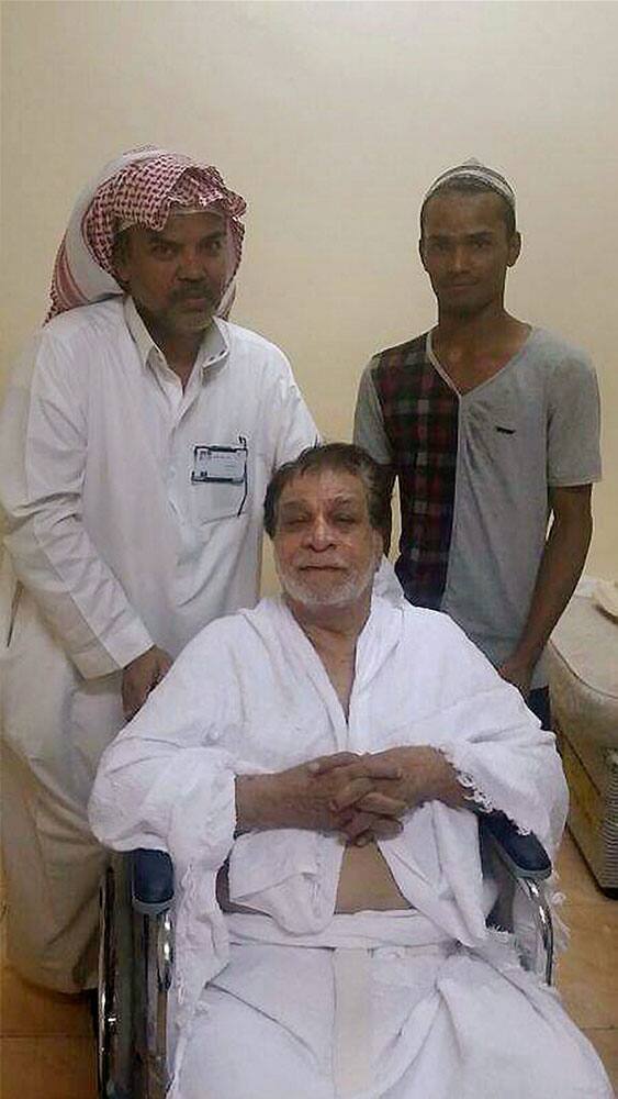 Bollywood actor Kader Khan arrives in Mecca.