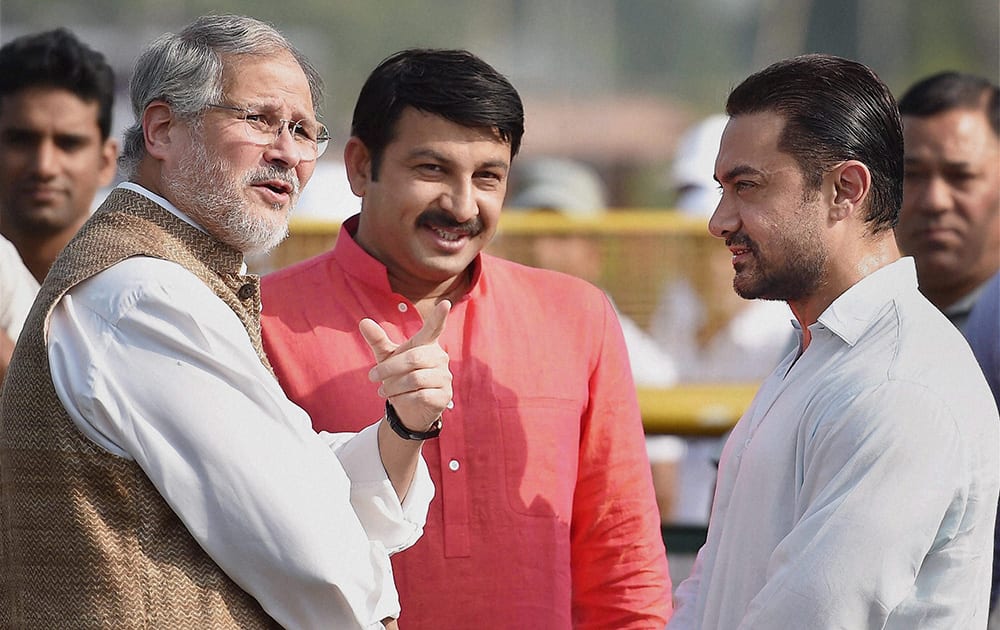 Lt Governor Najeeb Jung, actor Aamir Khan and BJP MP Manoj Tiwari during the launch of nationwide cleanliness campaign, the Swachh Bharat Mission by the Prime Minister at Rajpath in New Delhi.