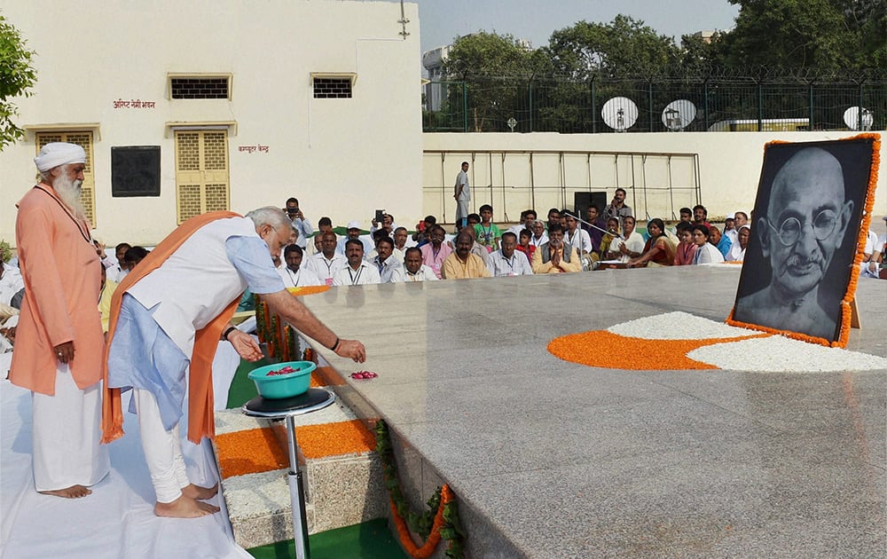 Prime Minister Narendra Modi paying homage to Mahatma Gandhi on his 145th birth anniversary at the Valmiki Temple, before launching the Swachh Bharat Mission, in New Delhi.