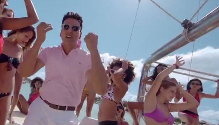 Watch: Akshay Kumar grooves on &#039;Main Alcoholic Hoon&#039;