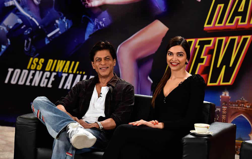 Bollywood actors Shah Rukh Khan and Deepika Padukone before the press conferance, mediapersons boycotted a press conference, which he was supposed to have held with actors Abhishek Bachchan, Deepika Padukone, Boman Irani and Sonu Sood for promoting their upcoming film ‘Happy New Year.’