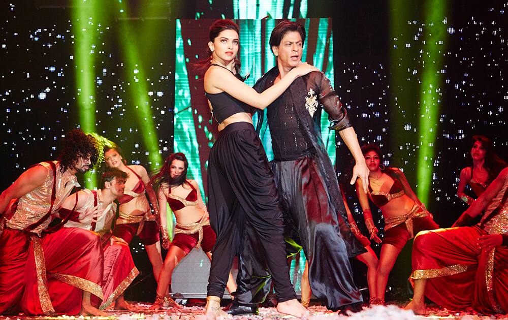 DEEPIKA PADUKONE AND SHAH RUKH KAHN AT SLAM+ THE TOUR IN LONDON