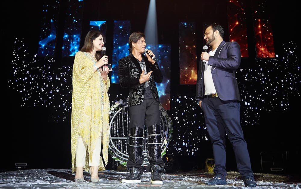 SHAH RUKH KHAN AND THE WINNING COUPLE AT SLAM+ THE TOUR IN LONDON