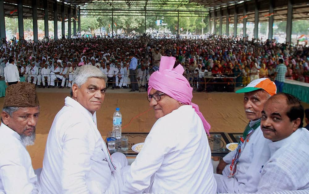 Haryana CM Bhupinder Singh Hooda and other Congress leaders at an election meeting in Mohna in Faridabad .