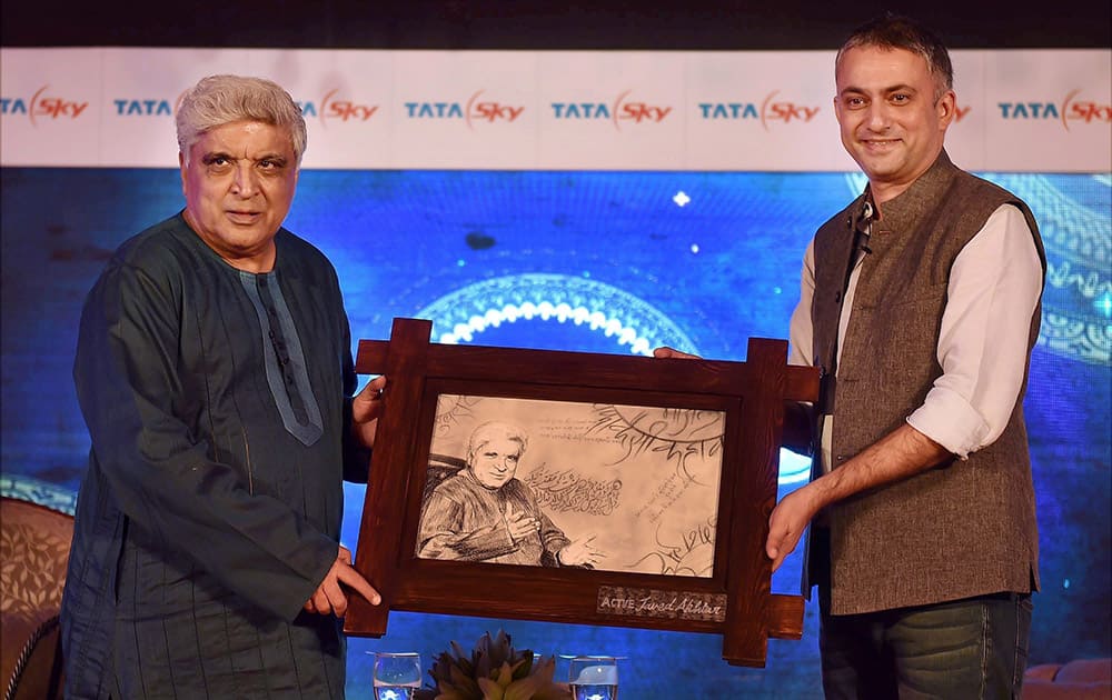 Tata Sky COO Vikram Mehra presents a memento to lyricist and Rajya Sabha member Javed Akhtar during the launch of Tata Skys interactive service Actve Javed Akhtar in New Delhi.