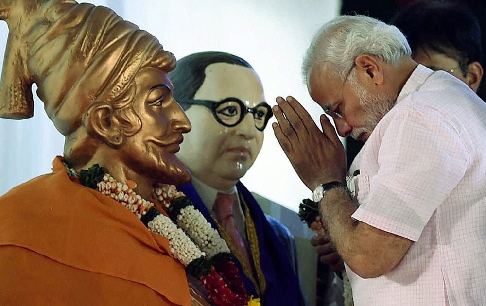 Prime Minister Narendra Modi paying tributes at an election campaign rally for BJP candidates in Mumbai.