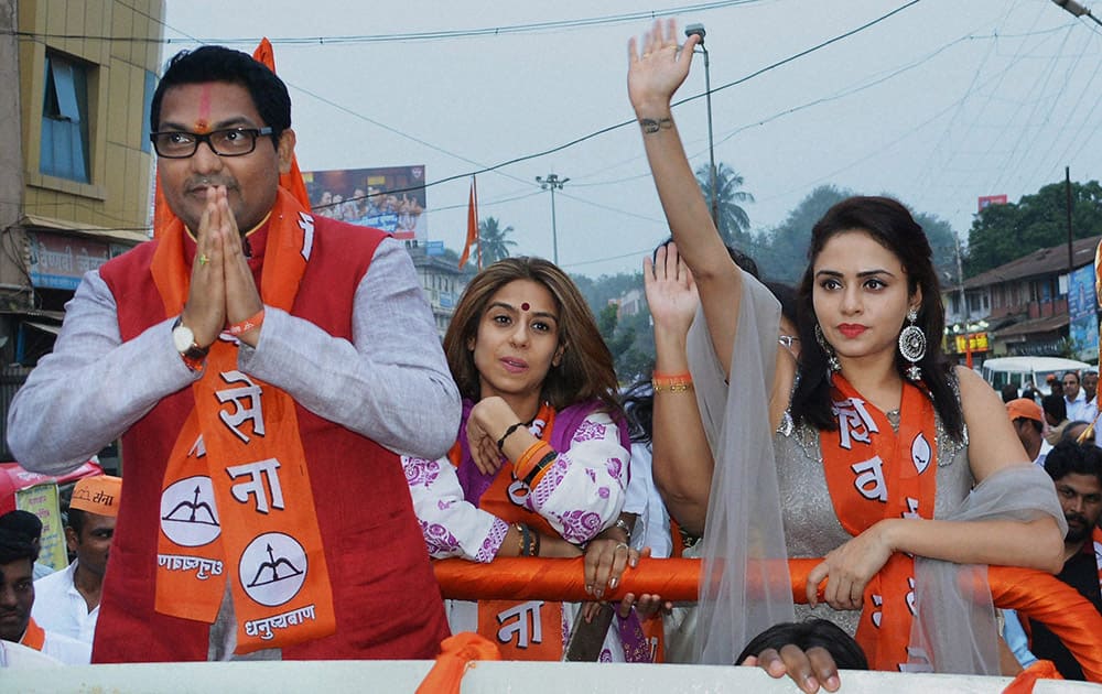 Actress Amruta Khanvilkar campaigns for Shiv Sena Karad South candidate Ajeenkya DY Patil in Karad, Maharashtra.