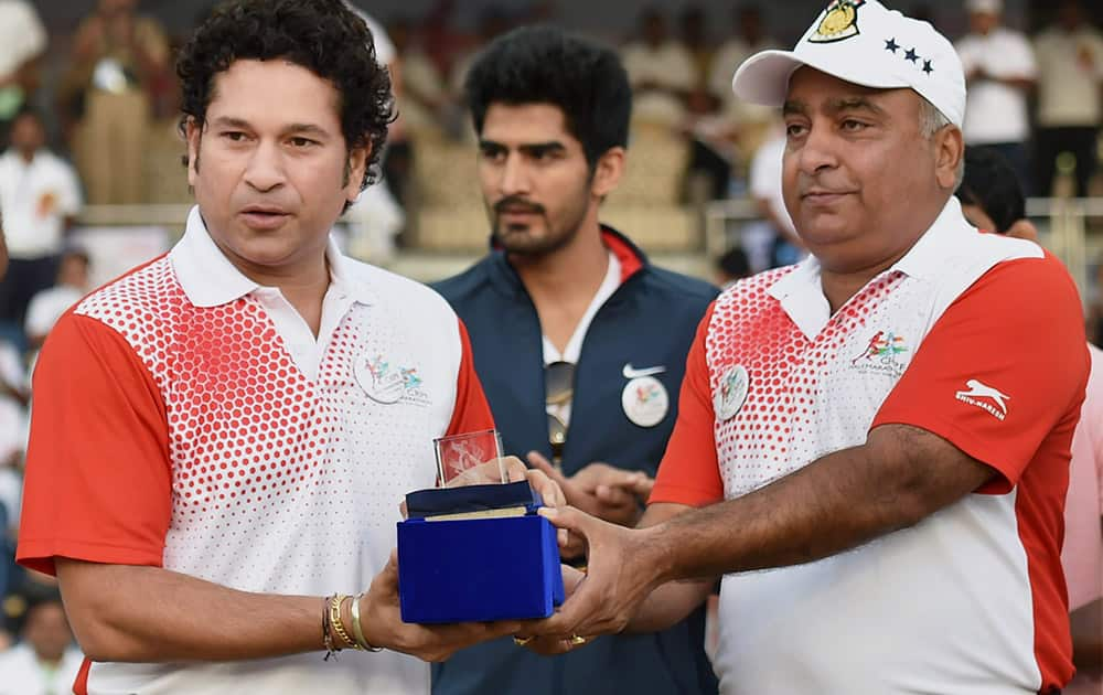 CRPF DG Dilip Trivedi presents a memento to cricketer Sachin Tendulkar during the flag-off ceremony of CRPF Half Marathon- Run for Unity as a part of the 75th Raising Day celebration.