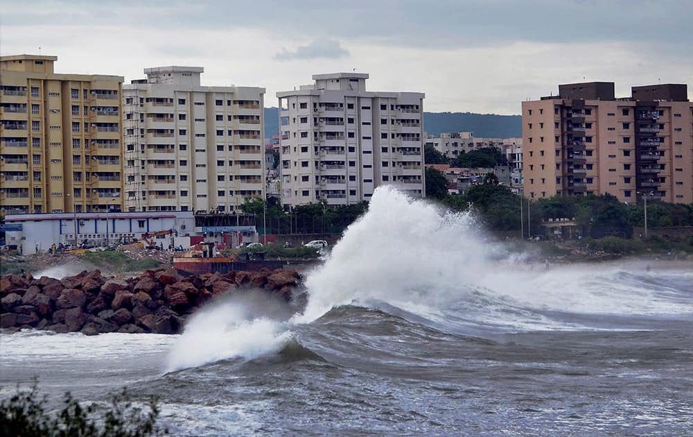 Tidal waves hit the Vizag beach as Cyclone Hudhud reaches the port city of Visakhapatnam.