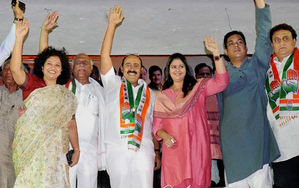 Nagma and other Congress leaders at an election campaign in Nagpur.