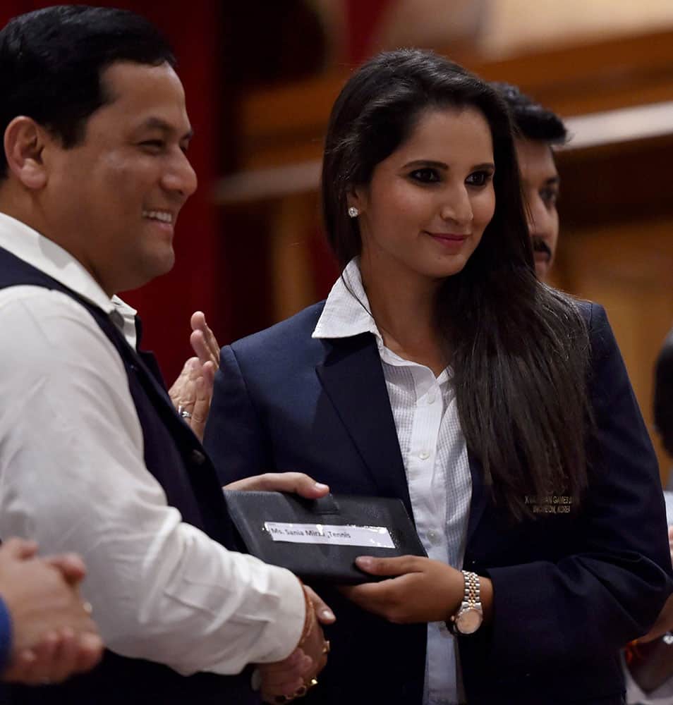 Union Minister of State (I/C) for Skill Development, Youth Affairs & Sports Sarbananda Sonowal felicitates tennis player Sania Mirza during a felicitation ceremony for the 17th Asian Games Medalist in New Delhi.