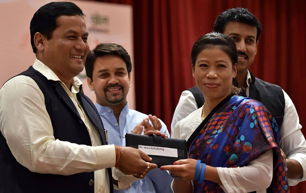 Union Minister of State (I/C) for Skill Development, Youth Affairs & Sports felicitates Sarbananda Sonowal boxer Mary Kom during a felicitation ceremony for the 17th Asian Games Medalist in New Delhi.