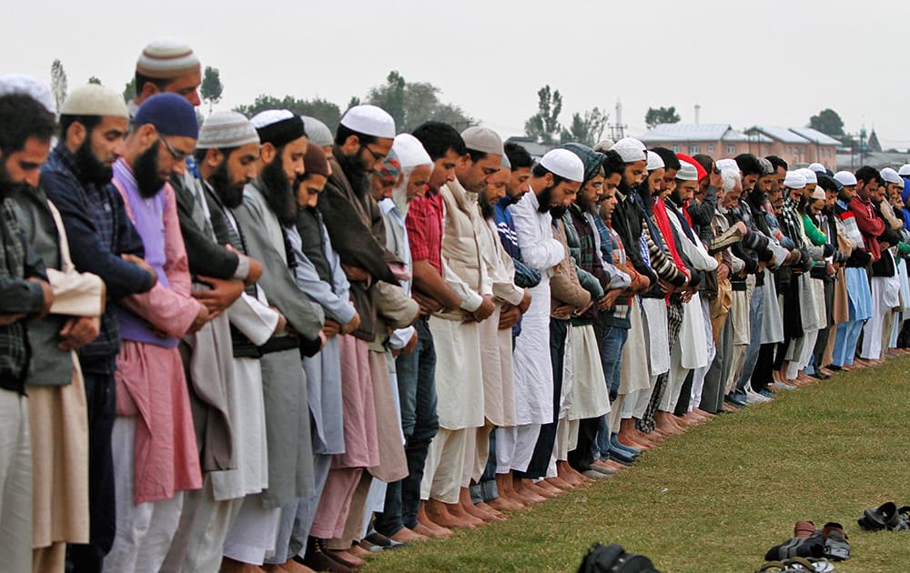 Kashmiri Muslims offer special prayers in the wake of the recent floods in Srinagar.