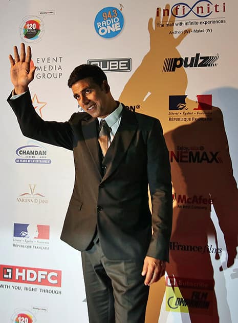 Bollywood actor Akshay Kumar waves as he arrives to attend the opening ceremony of the16th Mumbai Film Festival in Mumbai.