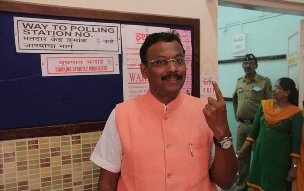 Vinod Tawde casts his vote. Pic Courtesy- Twitter