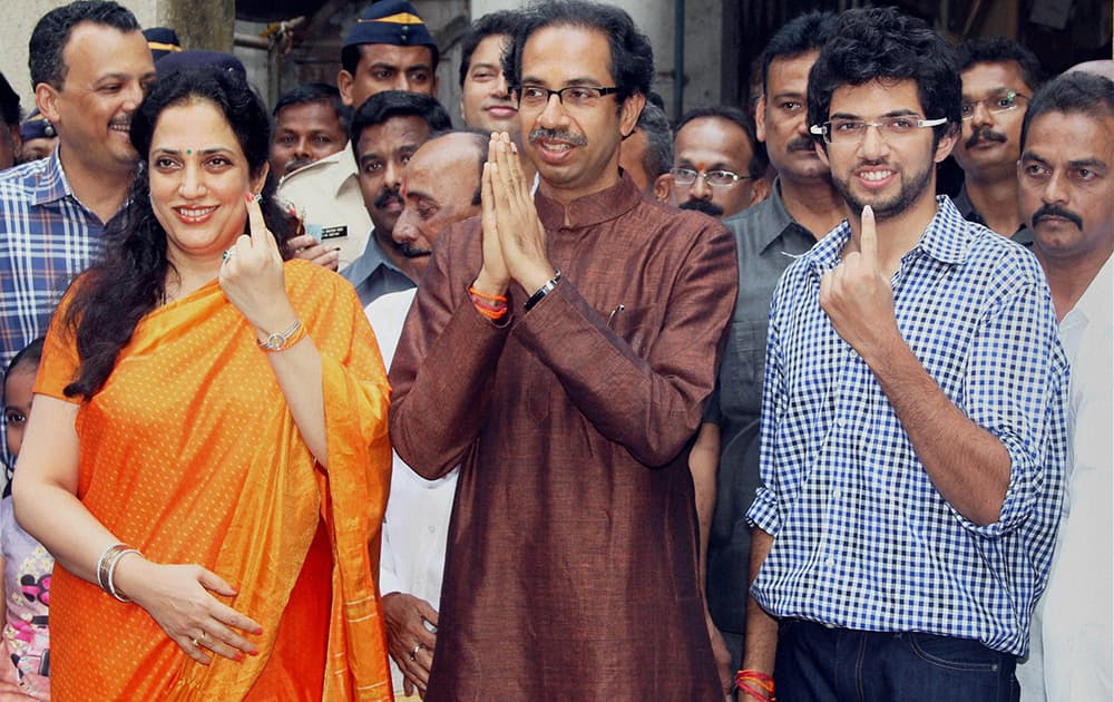 Shiv Sena Chief Uddhav Thackeray casts his vote along with wife Rashmi Thackeray and son Aditya Thackeray. Pic Courtesy- Twitter