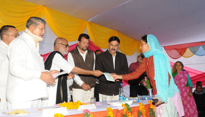 Morari Bapu contributes Rs 10 cr for Uttarakhand relief, Kedarnath temple Morari Bapu contributes Rs 10 cr for Uttarakhand relief, Kedarnath temple