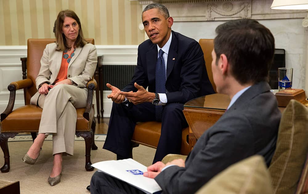 Sylvia Burwell, Secretary of Health and Human Services, left, and Dr. Thomas Frieden, Director of the Centers for Disease Control and Prevention, far right, listen as President Barack Obama speaks to the media about the government’s Ebola response, in the Oval Office of the White House.