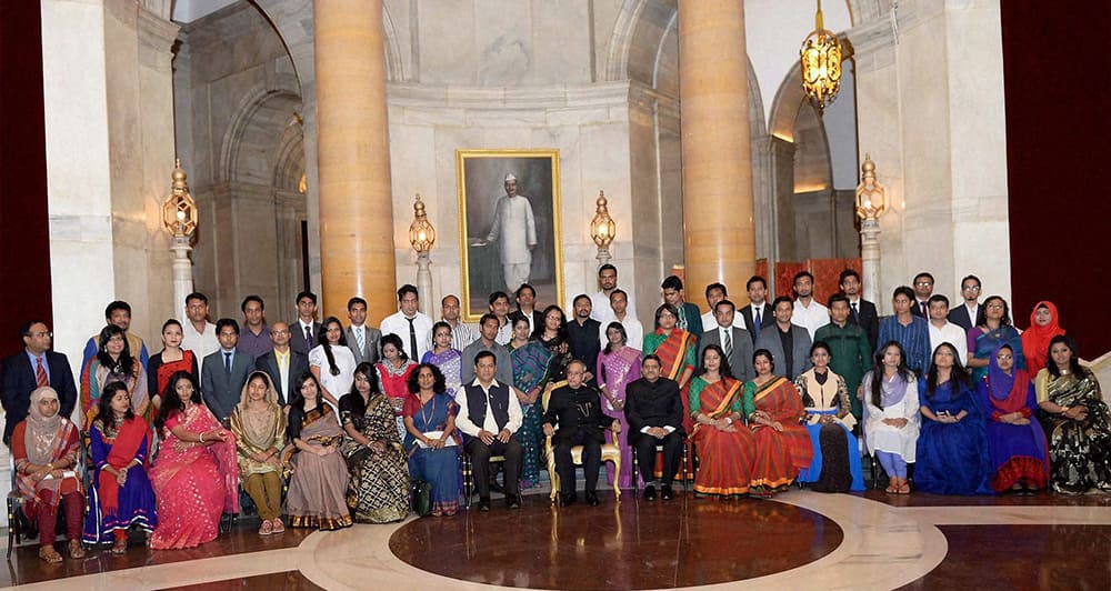 President Pranab Mukherjee meeting with the members of a youth delegation from Bangladesh at Rashtrapati Bhavan in New Delhi.